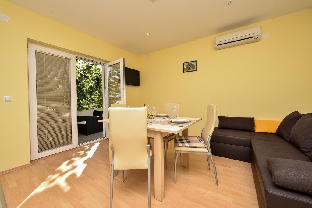 Apartments Mate Turanj Exterior foto